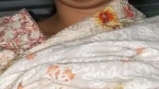 Desi lady showing big boobs