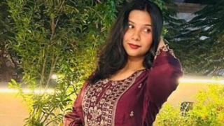 Sexy Indian Girl Showing Boobs Pressing Full NUDE DoggyStyle Posing