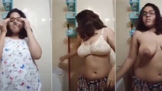 Desi Horny Chasmish Gf Making Nude Selfie Video For Lover