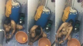 Indian Mature Wife Fully Nude Washing Clothes In Bathroom Secretly Recorded By Neighbour