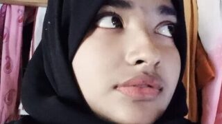 Sexy Bangladeshi Hijabi Girl Showing Boobs On VC