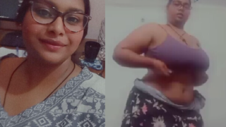 Thick Glasess Tanker Bhabhi Showing