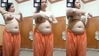 Big Booby Cheater Bhabhi Changing Dress Fingering On VC