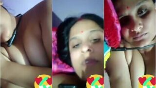 Cheater Bhabhi Showing Pressing Boobs For Lover On VC