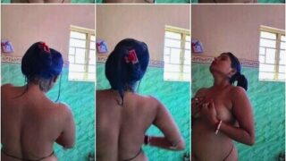 Extremely Beautiful Boudi Bathing