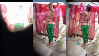 Village Bhabhi After Bath Secretly Captured By Neighbour