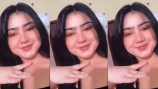 Pretty Rich Girl Showing