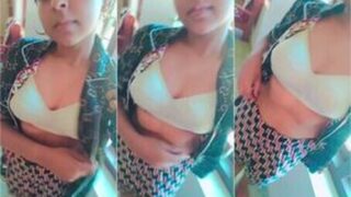 Desi Girl Showing Her Boobs