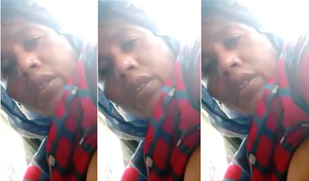 Village Milf Pressing Boobs Fingering In Toilet